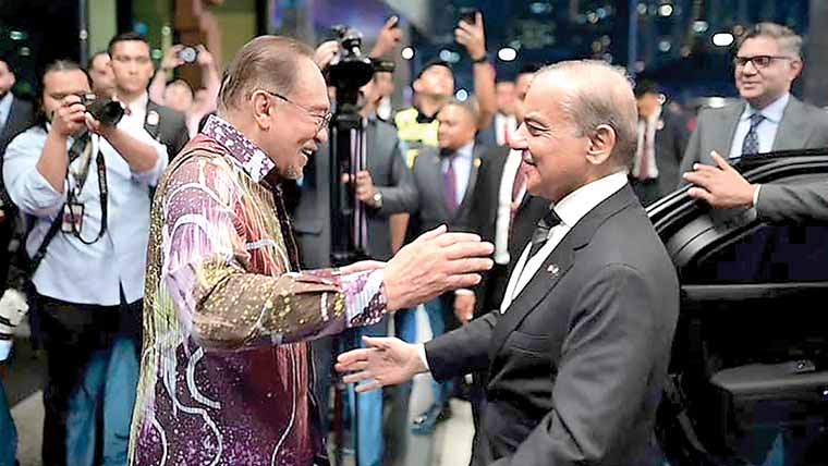 شہباز  شریف  ملائشیا  پہنچ گئے،شاہی  پروٹوکول ،سڑکوں  پر  پاکستانی  پر  چموں   کی  بہار