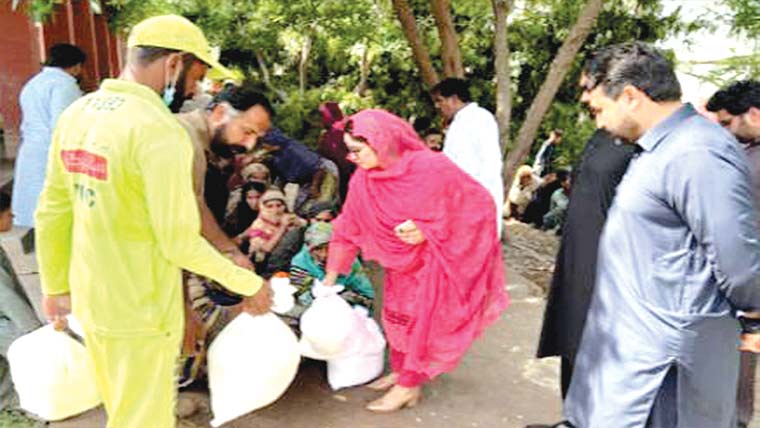 شورکوٹ: اسسٹنٹ کمشنر کا متاثرہ علاقوں کا دورہ، راشن تقسیم