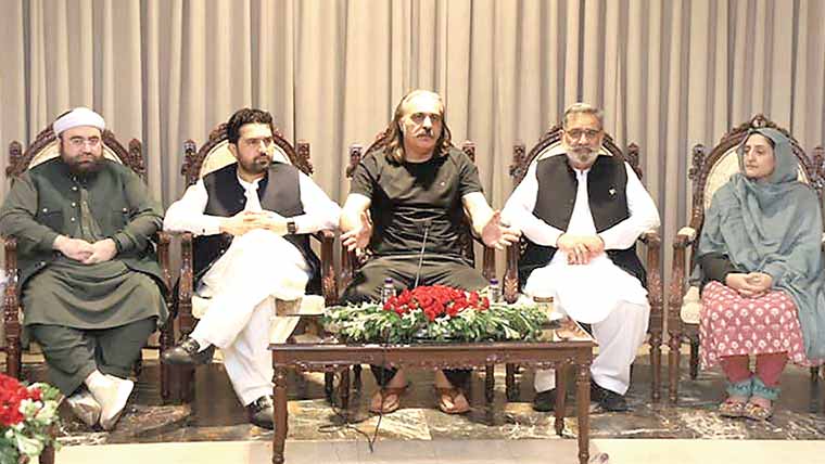 پشاور:پی ٹی آئی پارلیمانی اجلاس،سہیل آفریدی کی مکمل حمایت:اب دوبار کوئی عہدہ نہیں لوں گا:گنڈا پور