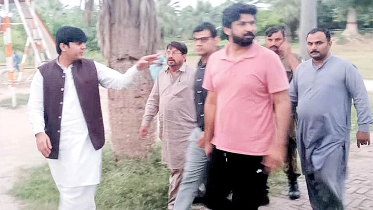 جڑانوالہ:اسسٹنٹ کمشنر رنگزیب  کا جناح پارک کا دورہ، لائٹس  کی بحالی کا کام مکمل