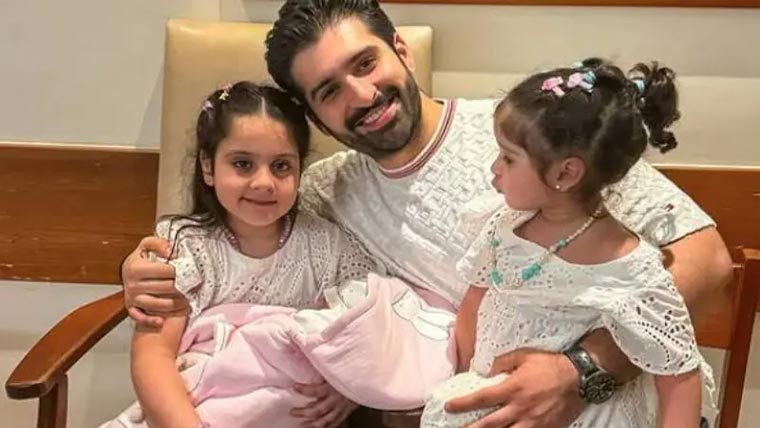 منیب بٹ نے اپنی بیٹیوں کو  زندگی میں برکت قرار دے دیا 