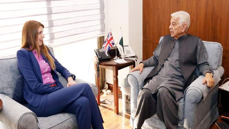 خواجہ آصف سے برطانوی  ہائی کمشنرکی ملاقات،متعددشعبوں  میں تعاون بڑھانے کا اعادہ 
