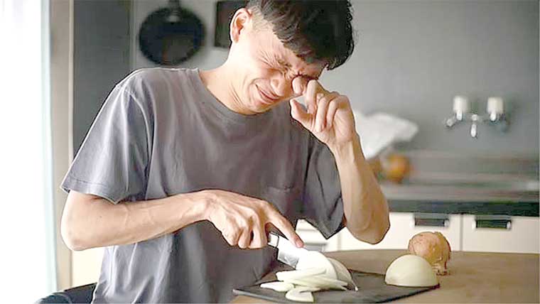 بغیر آنسو بہائے پیاز کاٹنے کا آسان طریقہ دریافت 