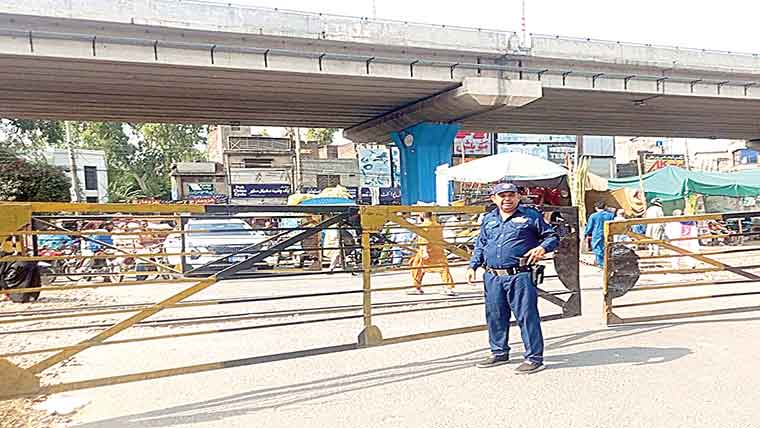 ریلوے پھاٹک پر مخالف سمت سے  آنیوالی ٹریفک روکنے کیلئے وارڈنز تعینات