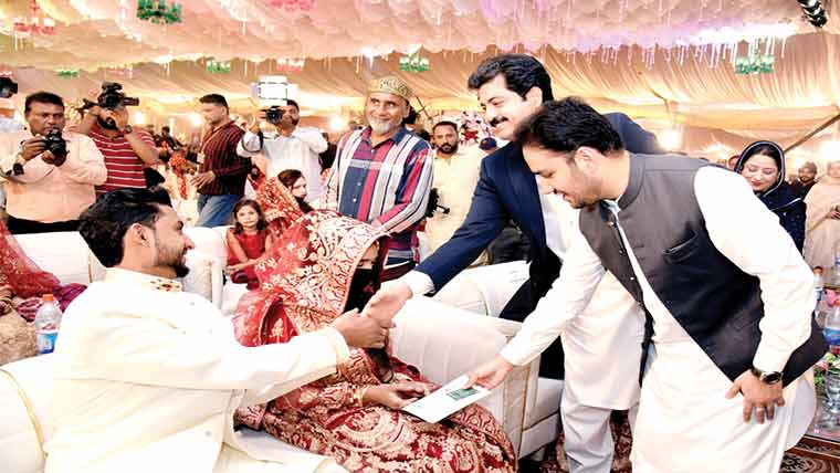 شادی کرنے والے جوڑوں کے  لیے 2 لاکھ روپے کی سلامی