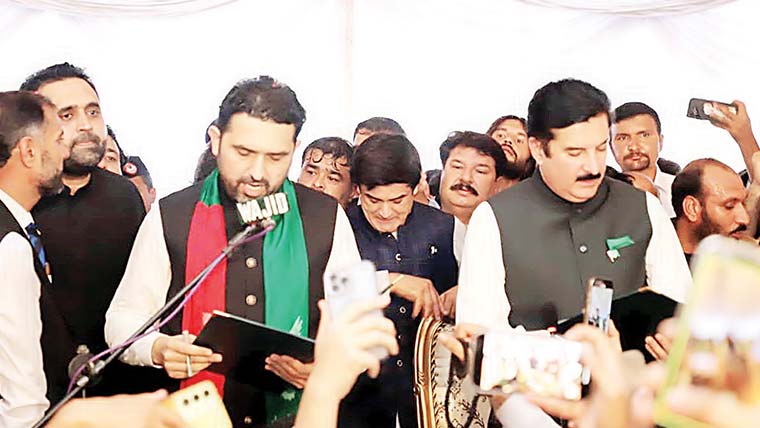 گورنر  نے  حلف  لے   لیا،سہیل  آفریدی  پختونخوا  کے  وزیراعلیٰ،منصب  سنبھال  لیا