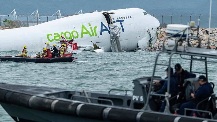 ہانگ کانگ :کارگو طیارہ رن وے  سے پھسل کر سمندر میں جا گرا، 2ہلاک