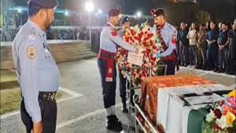 متوفی ایس پی عدیل کی ایک سالہ ننھی بیٹی اور بیوہ سوگوار