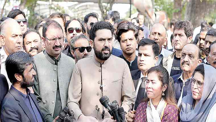 سہیل آفریدی کی عمران خان سے پھر ملاقات نہ ہوسکی : ججز کے احکامات ہوا میں اڑائے جارہے : وزیر اعلیٰ پختونخوا 