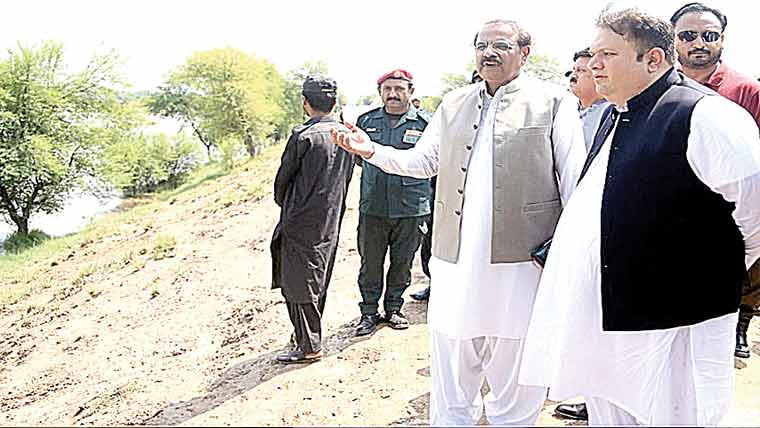 ایڈیشنل چیف سیکرٹری اور کمشنر ڈیرہ کا دوآبہ فلڈ بند کا دورہ 