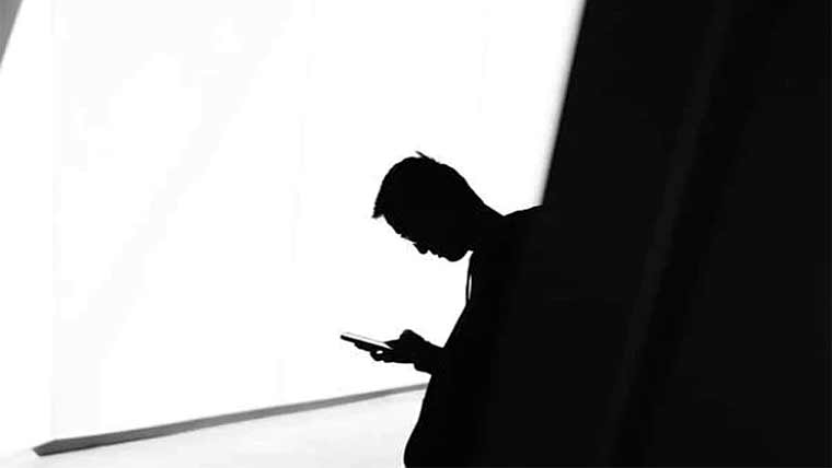 زیادہ دیر تک فون دیکھنے کیوجہ سے نوجوان فالج کا شکار 