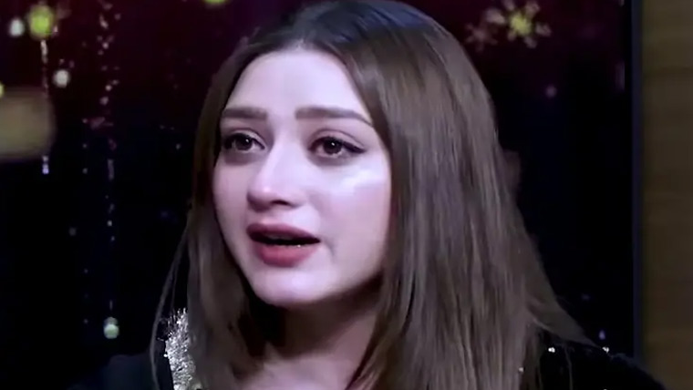 مومنہ اقبال سیلابی مقامات پر ویڈیوز بنانے کیلئے جا نیوالوں پر برس پڑیں