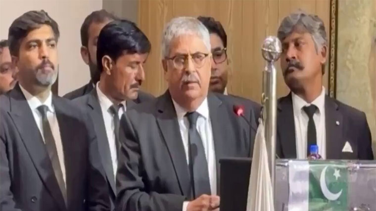 پاکستان:-ہائبرڈ نظام کا مطلب ملک میں آمریت ہے :جسٹس اطہر من اللہ