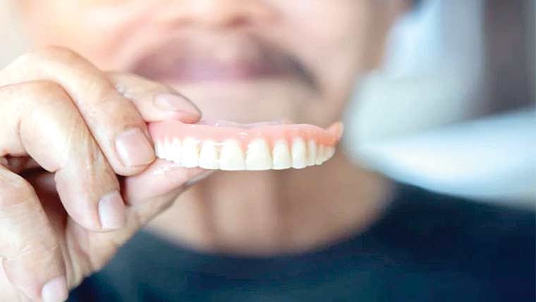  مصنوعی دانت تیار کرکے اپنا علاج کرنیوالا ہسپتال پہنچ گیا