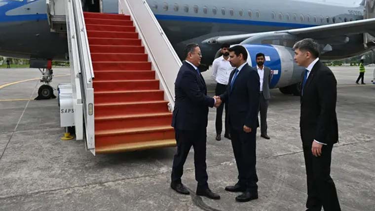 قازقستان کے نائب وزیراعظم  وفد کے ہمراہ اسلام آباد پہنچ گئے 