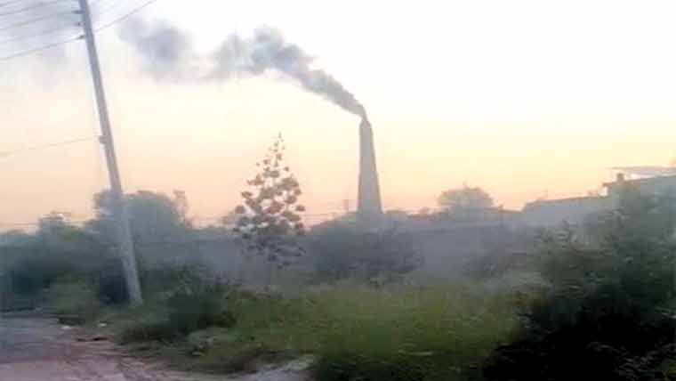 بھٹوں کا زہریلا دھواں،قریبی کالونیوں میں بیماریاں،محکمہ ماحولیات خاموش