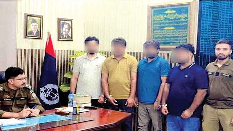 سیالکوٹ:پاسپورٹ دفتر کے باہر سڑک پر قبضہ ، 4 افراد گرفتار 