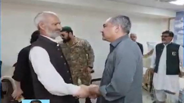 محسن نقوی ، طلال چودھری  کی شہید میجر عدنان کے گھر  آمد، اہلخانہ سے تعزیت کی 