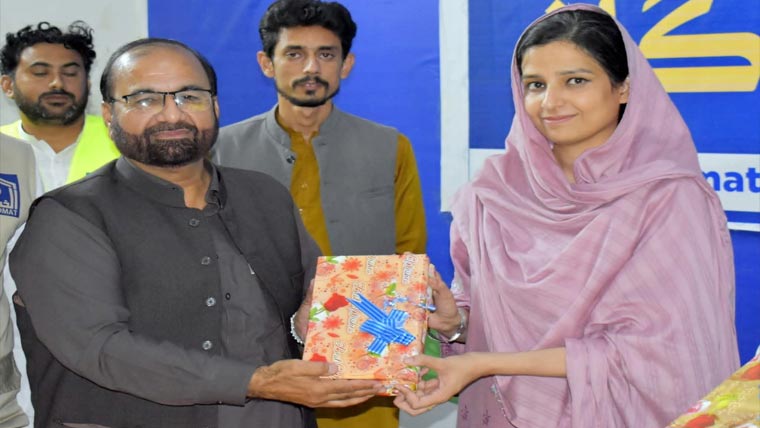 ڈی سی گجرات کو امیر جماعت اسلامی  پنجاب کی جانب سے قرآن کا تحفہ