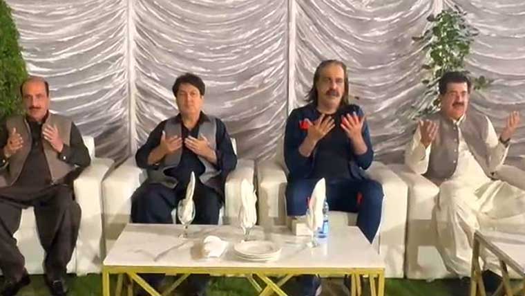  گنڈا پور کی صادق سنجرانی کی رہائش  گاہ آمد، والد کے انتقال پر تعزیت کی 