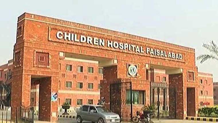 چلڈرن ہسپتال : سکیورٹی گارڈ بچوں کے بلڈ ٹیسٹ کرتا رہا، ویڈیو منظر عام پر آگئی 