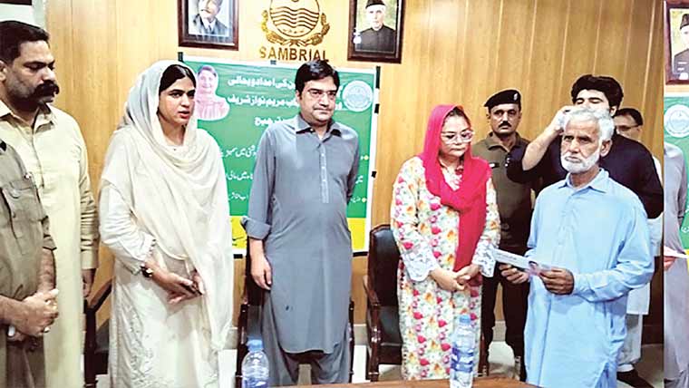 سیالکوٹ :سیلاب سے جاں بحق  افراد کے لواحقین میں چیک تقسیم 