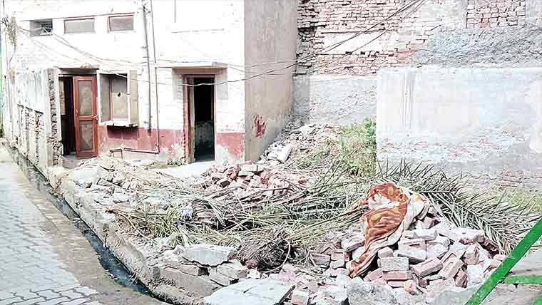 لالیاں:پوسٹ آفس کی عمارت خستہ حال،بیرونی دیوار گرگئی