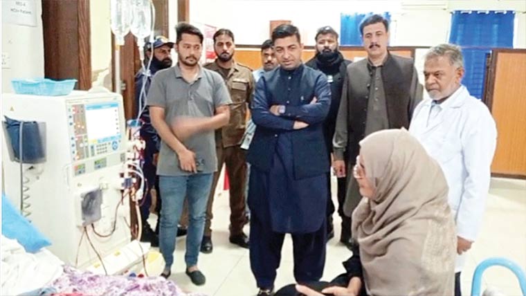 ڈپٹی کمشنر کا تحصیل ہسپتال  سمندری کا دورہ ، سہولیات کا جائزہ 