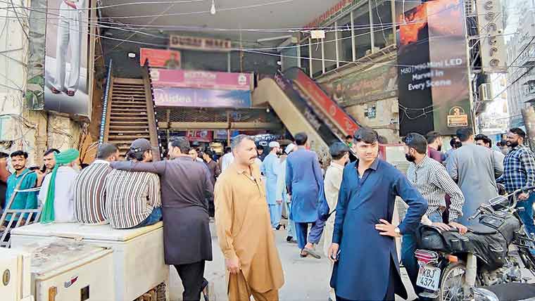  فائر سیفٹی کے ناقص انتظامات ، تجارتی مرکز میں 200  دکانیں سر بمہر