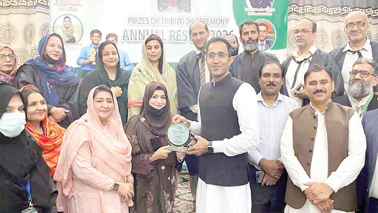 ڈسٹرکٹ ایجوکیشن آفیسر شگفتہ ترمذی کو  بہتری کارکر دگی پر شیلڈ سے نوازا گیا 