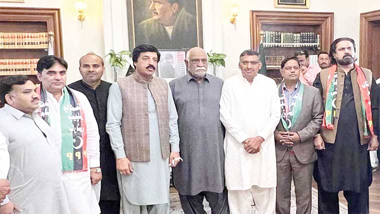 گورنر پنجاب سے ایلڈر ایوب مسیحی کی  ملاقات ، پیپلز پارٹی میں شمولیت 