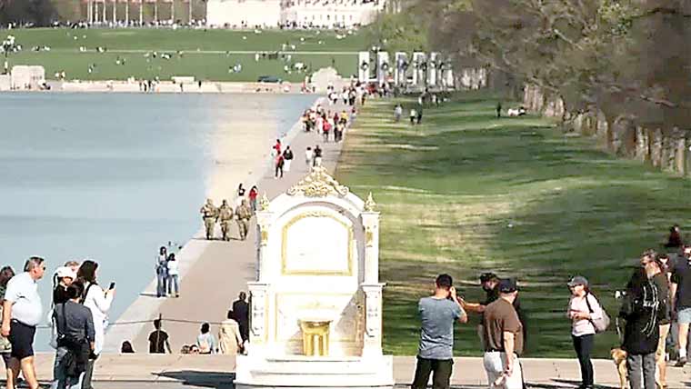 وائٹ ہاؤس پر طنز، نیشنل مال میں سونے کا ٹوائلٹ نصب