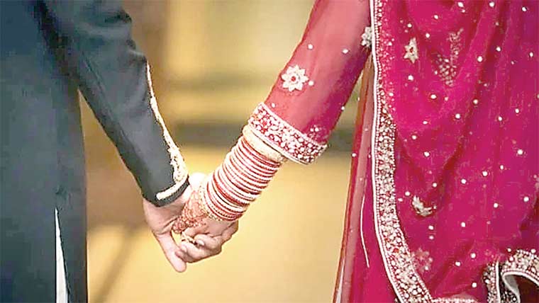 امیر خاتون کی نوجوان کو 2 ارب تحفے میں دیکر شادی 