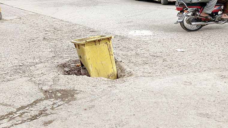 علی پورچٹھہ میں کھلے نالے اور  مین ہولز شہریوں کیلئے سنگین خطرہ 