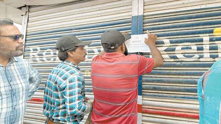 لیاقت آباد میں دو مارکیٹیں سربمہر