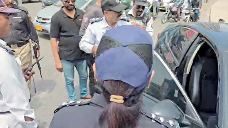 فینسی نمبر پلیٹس کیخلاف مہم شروع، گاڑی روکنے پر خاتون کا ہنگامہ 