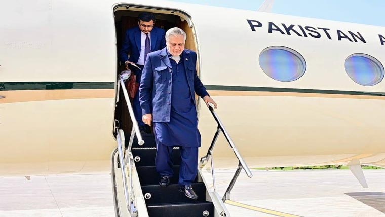  اسحاق ڈار وطن واپس پہنچ گئے ،چینی  وزیر خارجہ سے ملاقات کا اعلامیہ جاری 