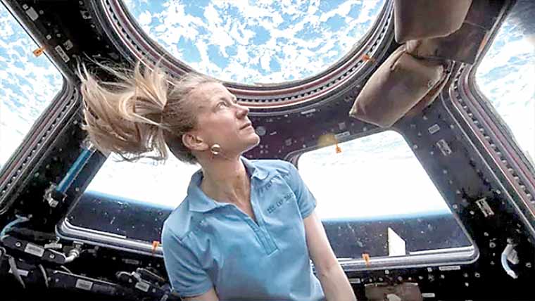  سپیس کرافٹ کے اندر آئی فون کے تیرنے کا دلچسپ نظارہ