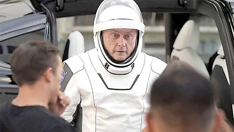  خلا باز کو خلاء میں بولنے کی صلاحیت سے محرومی کا سامنا