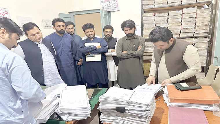 ایڈیشنل ڈپٹی کمشنر ریونیو کاسب  رجسٹرار آفس (اربن و رورل)  سرگودھا کا اچانک دورہ 