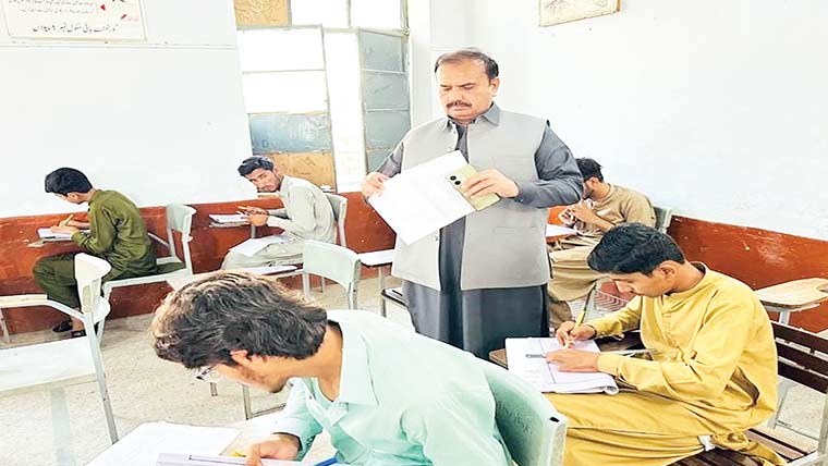 اسسٹنٹ کمشنر پپلاں کااراضی  ریکارڈ سنٹر پپلاں کا دورہ 