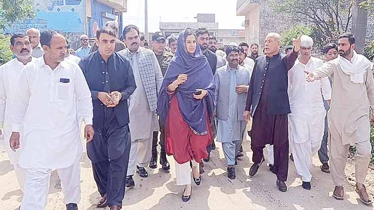  ڈپٹی کمشنر گجرت کاممبر صوبائی اسمبلی کے ہمراہ دلنوالہ کا دورہ 