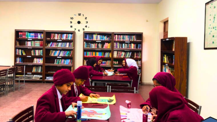 حافظ آباد: دانش سکول کی سینکڑوں طالبات سرکاری کتب سے محروم