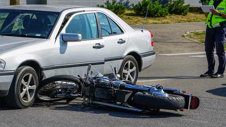 نشتر کالونی :گاڑی کی موٹر سائیکل کو ٹکر، ماں بیٹا جاں بحق 