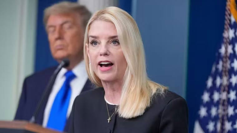 ٹرمپ نے اٹارنی جنرل پام بانڈی  کو عہدے سے ہٹا دیا