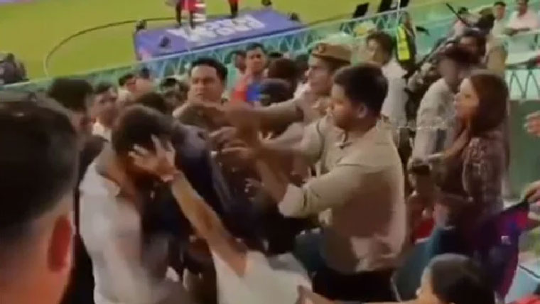 آئی پی ایل کا میدان اکھاڑہ  بن گیا، شائقین گتھم گتھا 