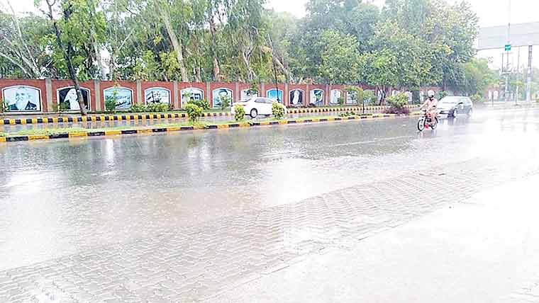 بارش کا سلسلہ دن بھر وقفہ وقفہ سے جاری رہا