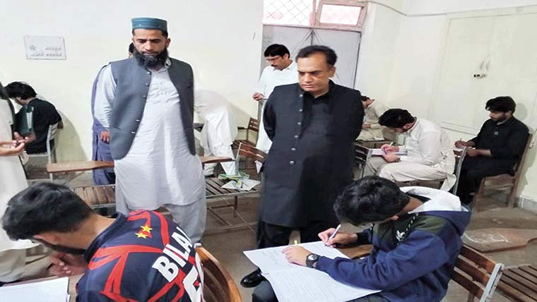 کمشنر گورنمنٹ ایم سی بوائز ھائی  سکول سرگودھا امتحانی سنٹر کا دورہ 