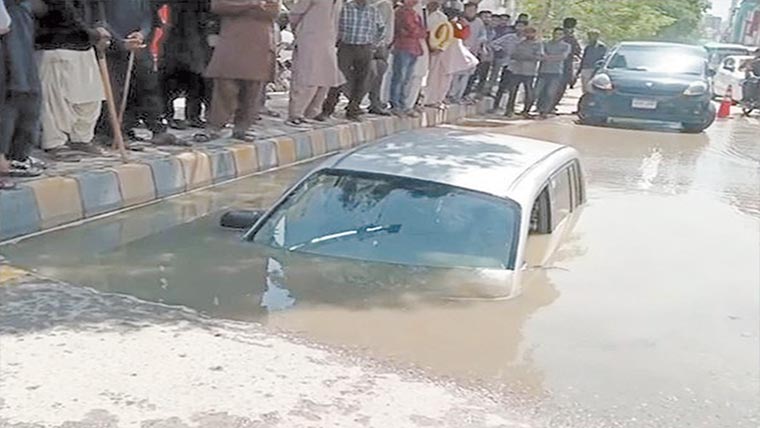 طارق روڈ پر سڑک اچانک بیٹھنے سے چلتی گاڑی گڑھے میں دھنس گئی