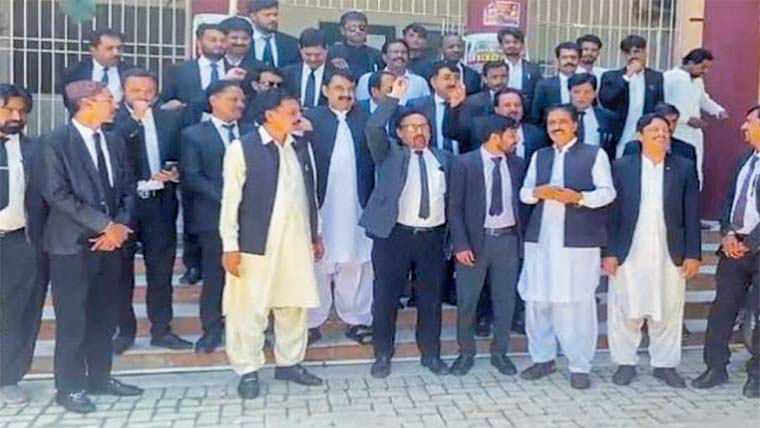 پٹرول مہنگا، سندھ بھر میں سیاسی وسماجی تنظیموں، وکلا کے مظاہرے